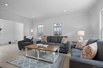 74 Montauk Hwy in Southampton, NY - Building Photo - Building Photo