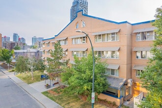 Mount Royal Manor in Calgary, AB - Building Photo - Building Photo