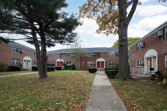 22626 Union Tpke in Oakland Gardens, NY - Building Photo - Building Photo