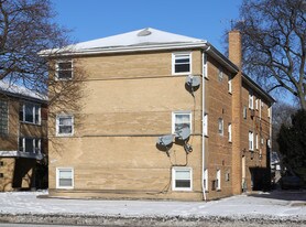 1305 E Roosevelt Rd in Wheaton, IL - Building Photo