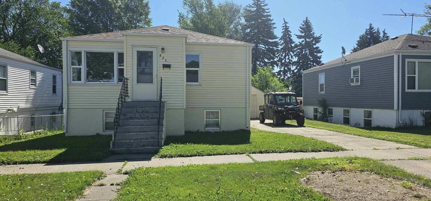 825 N 16th St in Bismarck, ND - Building Photo