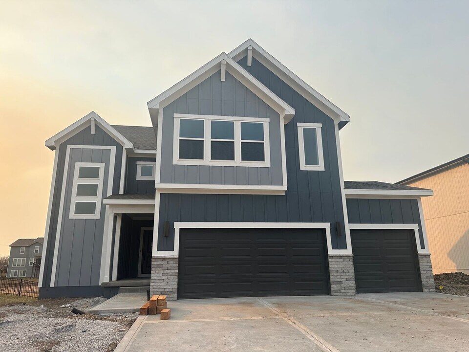 18220 Depot St in Overland Park, KS - Building Photo