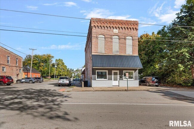 201 E Main St in Rochester, IL - Building Photo - Building Photo