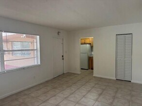 241 SE 9th Ave in Pompano Beach, FL - Foto de edificio - Building Photo