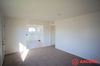 104A Warren Ave in Bakersfield, CA - Foto de edificio - Building Photo