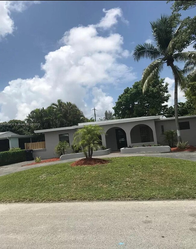 6470 SW 42nd Terrace in Miami, FL - Building Photo - Building Photo