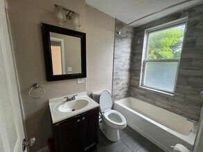 241 Maverick St, Unit 2 in Boston, MA - Foto de edificio - Building Photo