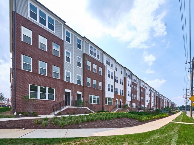 16076 Frederick Rd in Rockville, MD - Building Photo - Building Photo