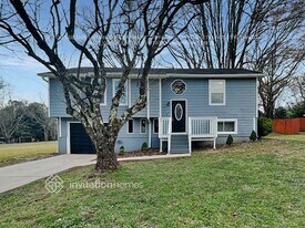 36 Willow Dr in Dallas, GA - Building Photo