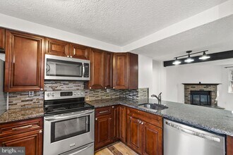 8315 Brookvale Ct in Springfield, VA - Building Photo - Building Photo