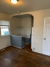 1018 Campbell Ave, Unit 1018-Left side in Waterloo, IA - Foto de edificio - Building Photo