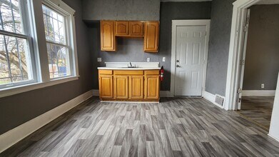 9801 Raymond Ave-Unit -Lower unit in Cleveland, OH - Building Photo - Building Photo