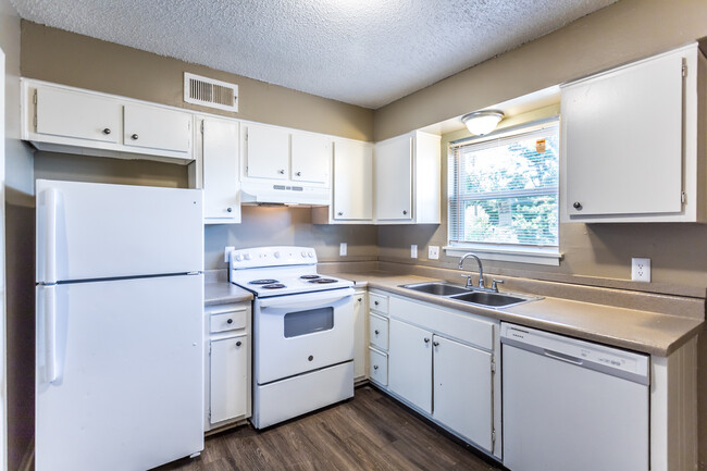 Hunter Oaks Apartments in Memphis, TN - Building Photo - Interior Photo