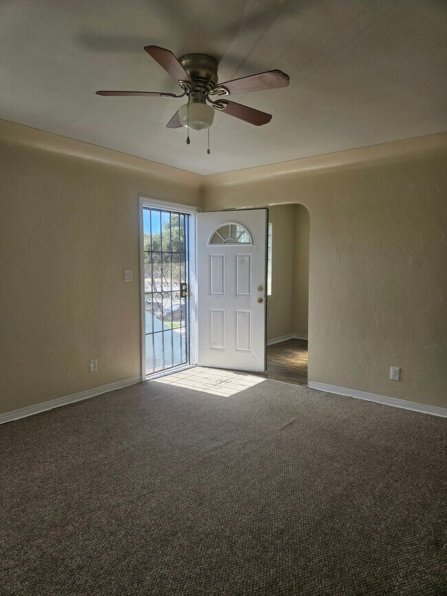 885 Paris Ave S, Unit B in St. Petersburg, FL - Building Photo - Building Photo