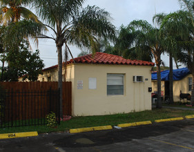 Villas at Johnson in Hollywood, FL - Building Photo - Building Photo