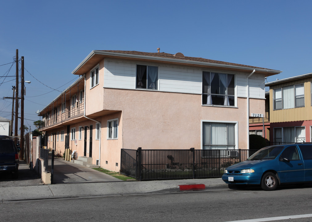 7125 Mountain View Ave in Huntington Park, CA - Building Photo