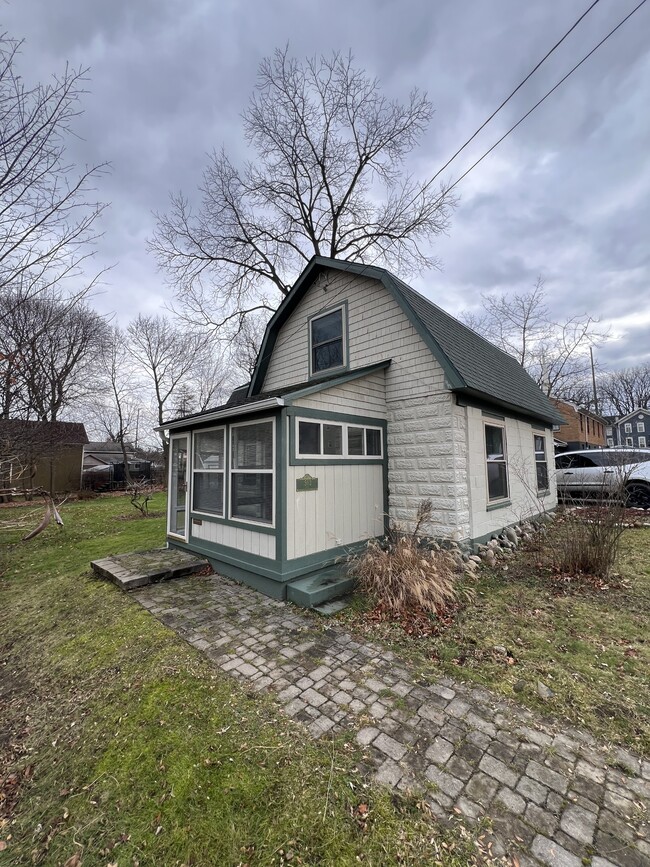 property at 503 S Pine St