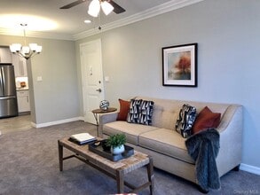 425 Newbridge Rd in East Meadow, NY - Building Photo - Building Photo