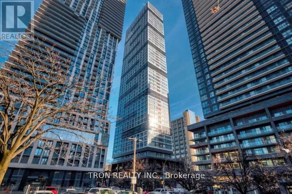 181-181 Dundas St E in Toronto, ON - Building Photo