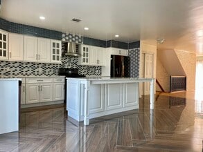 3 Harbor Front Ct in Elizabeth, NJ - Foto de edificio - Building Photo