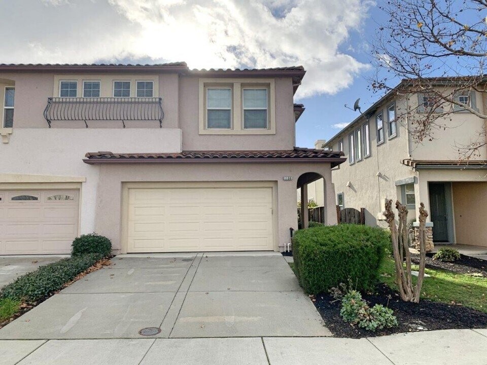 1108 Tocia Ave in Vacaville, CA - Building Photo