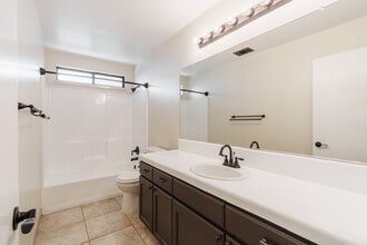 Remington Arms Apartment Homes in Hanford, CA - Foto de edificio - Interior Photo
