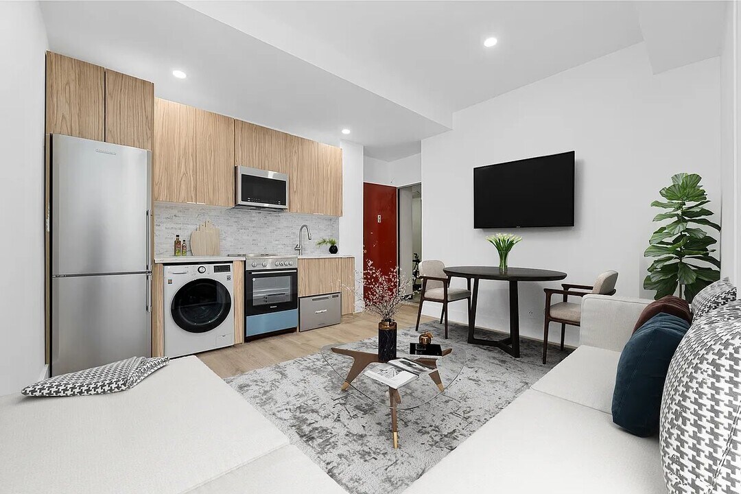138 E 38th St in New York, NY - Building Photo