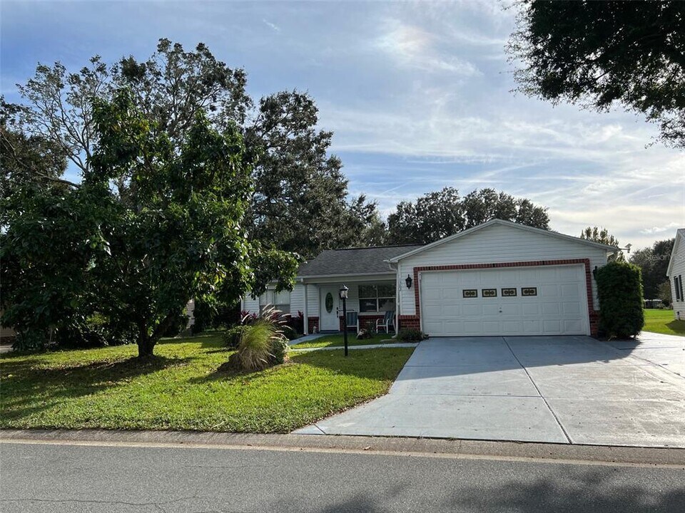 1362 E Schwartz Blvd in Lady Lake, FL - Foto de edificio