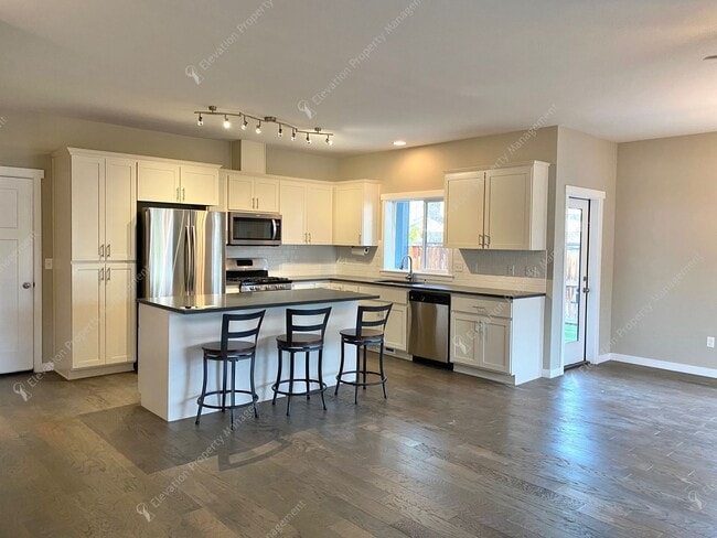 471 SE Glengarry Place in Bend, OR - Building Photo - Building Photo