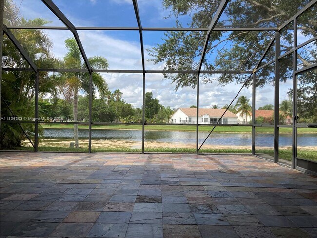 460 Cameron Dr in Weston, FL - Building Photo - Building Photo