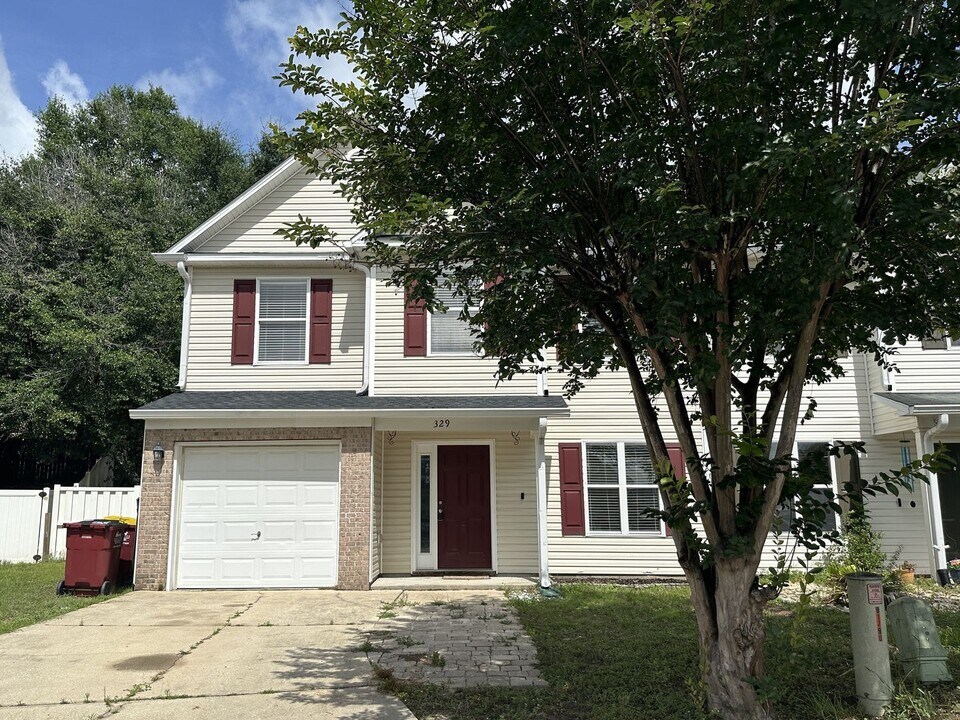 329 Dahlquist Dr in Crestview, FL - Building Photo