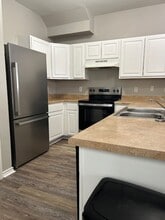 7811 Kingsbury Wood in San Antonio, TX - Building Photo - Building Photo