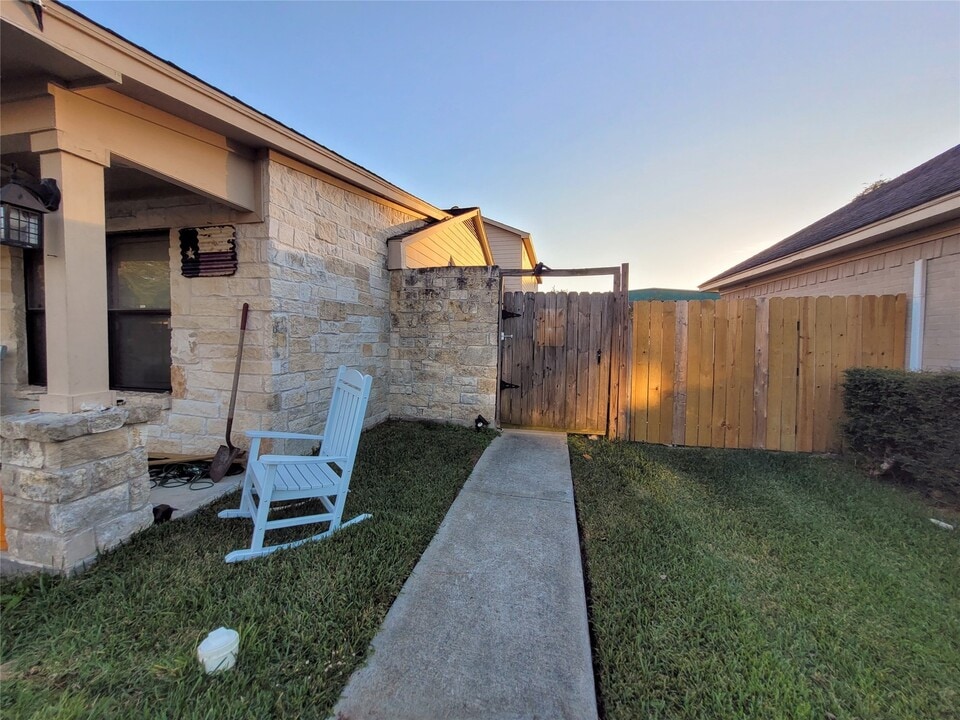 2428 Parkview Dr in Pearland, TX - Building Photo