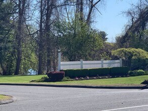 25 Lakeshore Dr in Farmington, CT - Building Photo - Building Photo