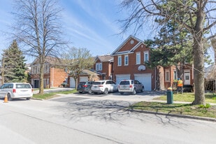 76 Brownstone Cir in Thornhill, ON - Building Photo