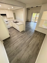 1133 E Alosta Ave, Unit B105 in Azusa, CA - Foto de edificio - Building Photo