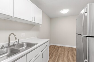 The Pointe at Cedar Grove in Eagan, MN - Foto de edificio - Building Photo