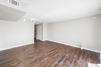 8233 Kingsbrook Rd in Houston, TX - Building Photo - Building Photo