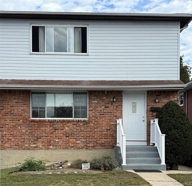 property at 619 E Park Ave