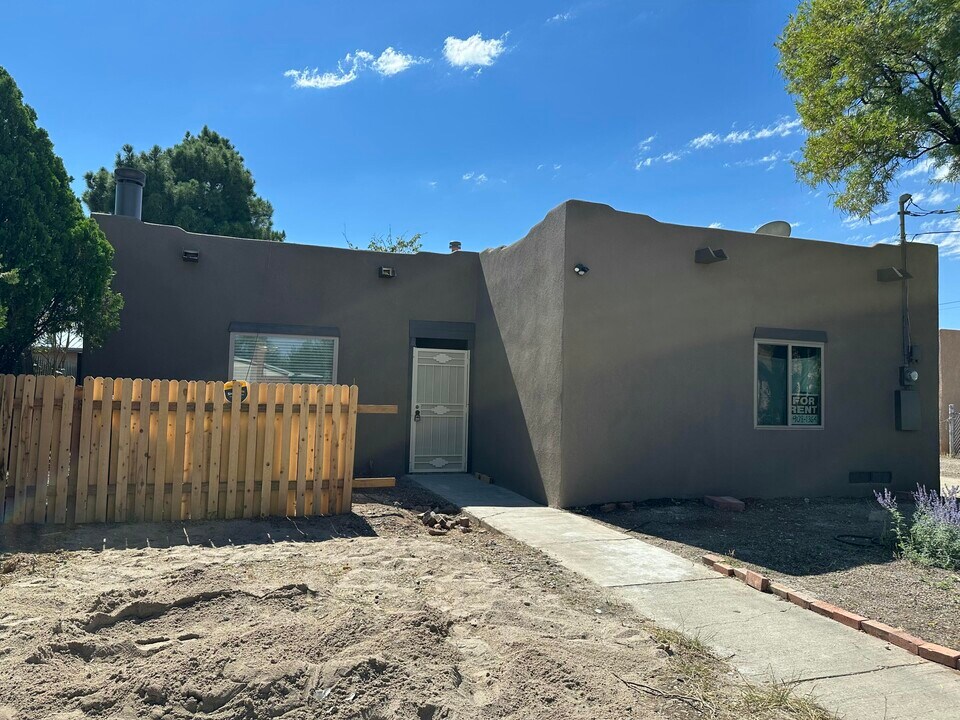 1106 Arias Ave NW in Albuquerque, NM - Building Photo