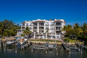 The Hudson Manor in Sarasota, FL - Building Photo