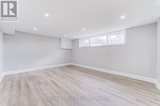 22 Decarie Cir in Toronto, ON - Building Photo - Building Photo