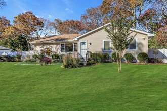 79 School St in Hampton Bays, NY - Building Photo - Building Photo