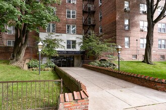 715 Ocean Pky in Brooklyn, NY - Foto de edificio - Building Photo