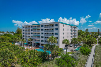 Sand Pebble Resort in Treasure Island, FL - Foto de edificio - Building Photo