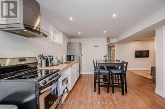 12-12 Arkley Crescent in Toronto, ON - Building Photo - Building Photo