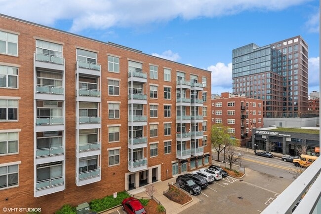 939 W Madison St, Unit 410 in Chicago, IL - Building Photo - Building Photo