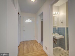 31 Fort Williams Pkwy in Alexandria, VA - Building Photo - Building Photo