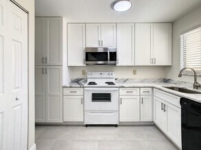 9027 Pebble Creek Dr in Tampa, FL - Building Photo - Building Photo