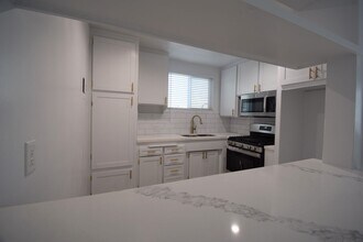 5117 Laurel Canyon Blvd in Los Angeles, CA - Building Photo - Building Photo